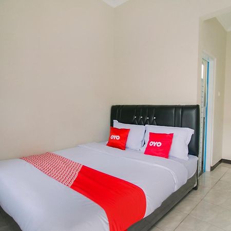 OYO 1078 Fakhira Residence Cianjur Exterior foto