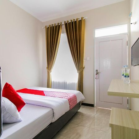 OYO 1078 Fakhira Residence Cianjur Exterior foto
