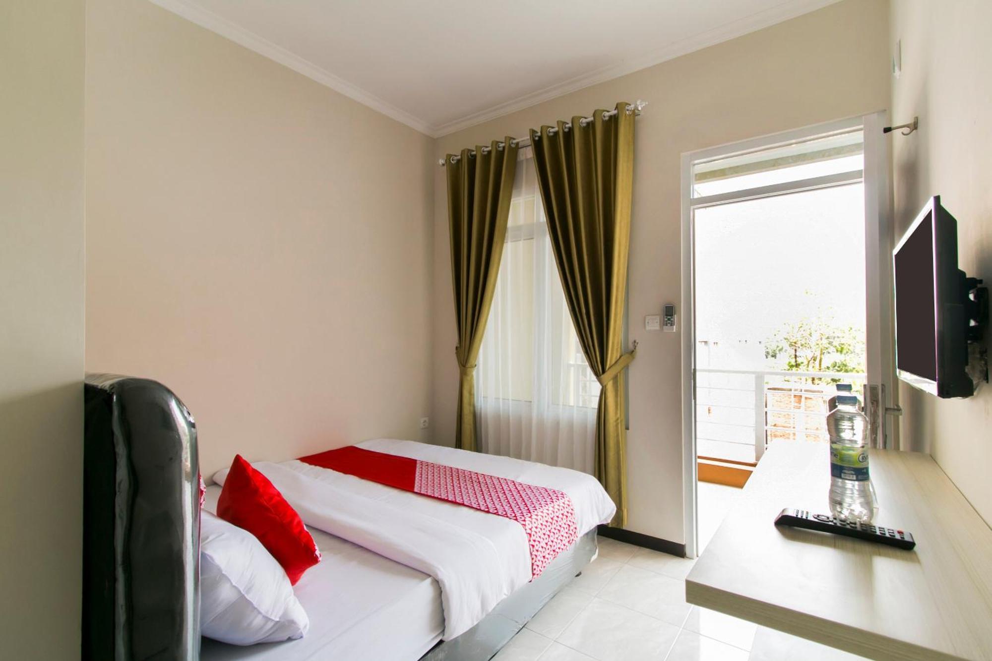 OYO 1078 Fakhira Residence Cianjur Exterior foto