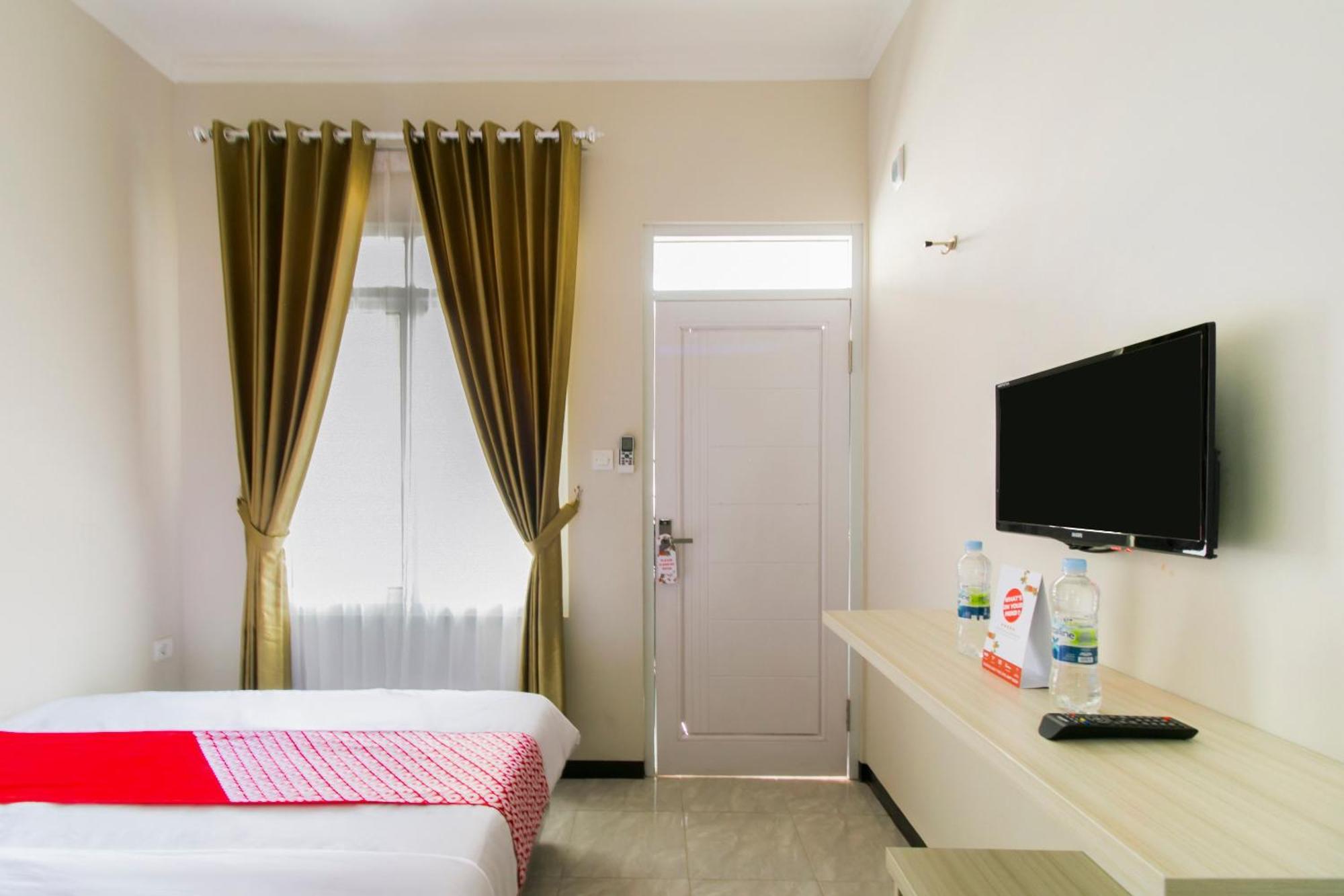 OYO 1078 Fakhira Residence Cianjur Exterior foto
