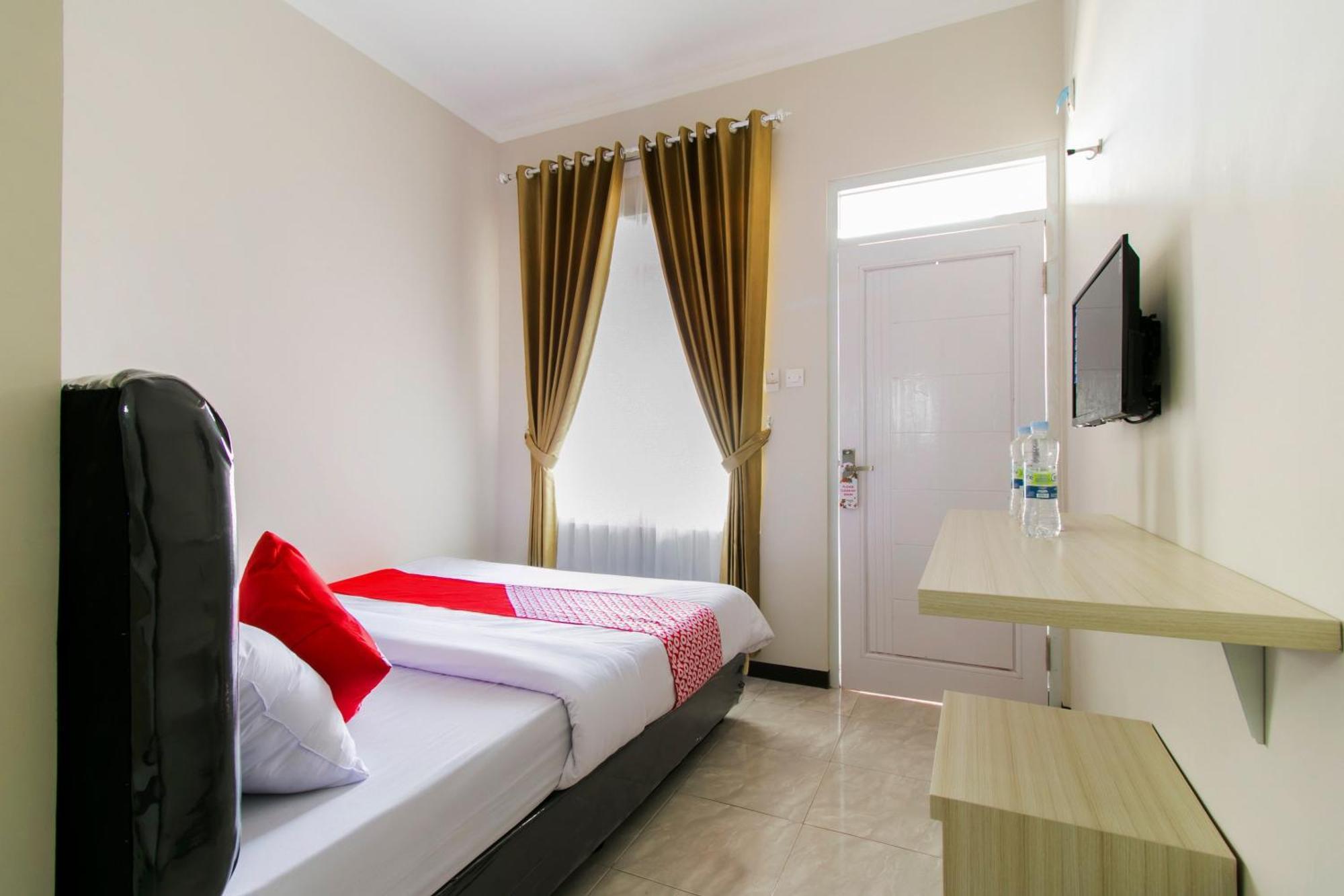 OYO 1078 Fakhira Residence Cianjur Exterior foto